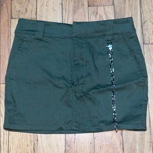 Fatigue green mini skirt with chain
